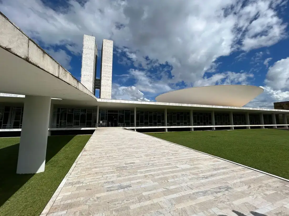 Congresso Nacional em Brasília sob céu claro