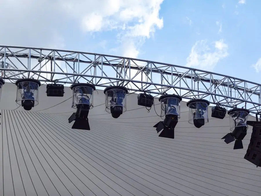 Vista superior de um palco montado ao ar livre com grid de iluminação