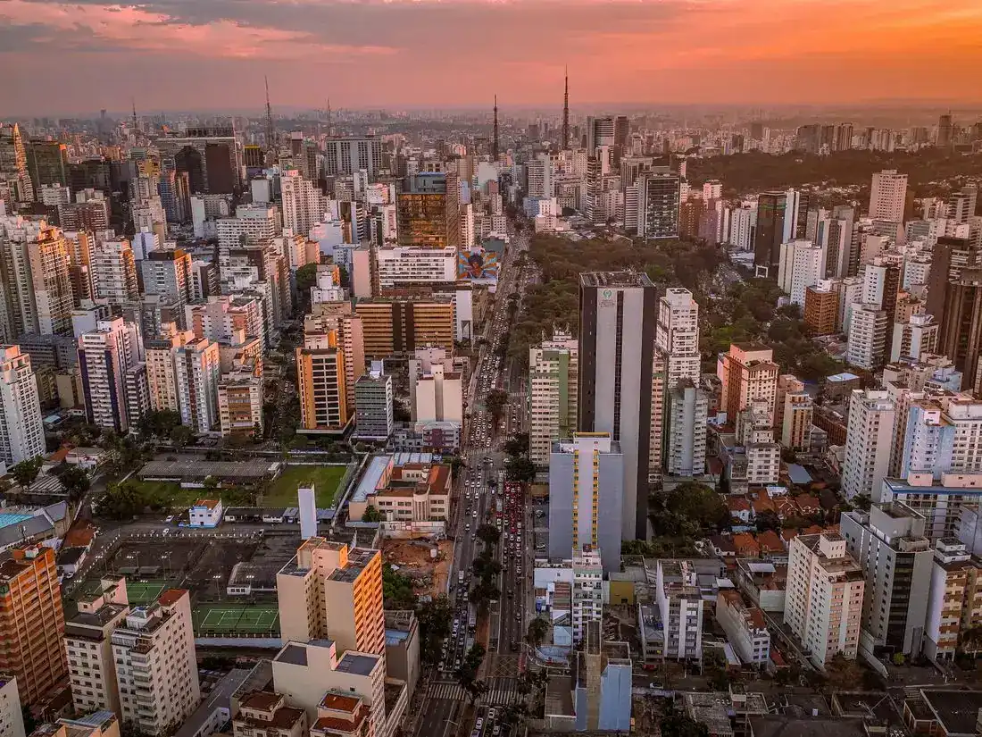 Vista aérea da cidade de São Paulo ao entardecer